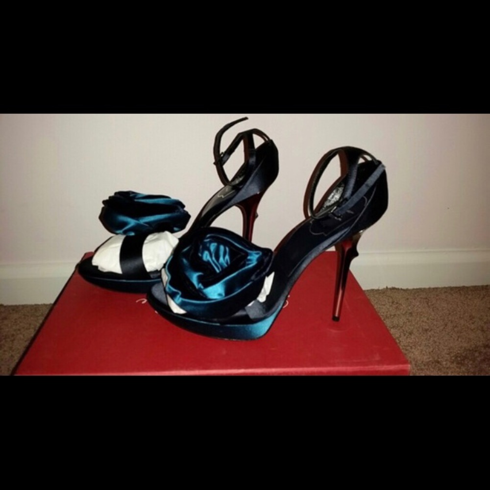 R. Vivier Rose Sandals - Picture 2 of 4